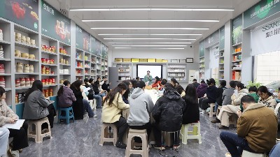 放下执念，轻装前行—— <i style='color:red'>盛世湘容</i>《随他们去》读书分享会